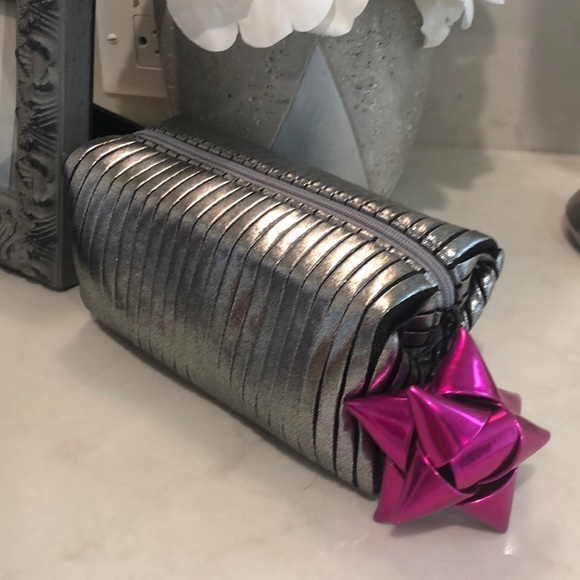 MAC Cosmetics holiday makeup bag - Picture 3 of 5